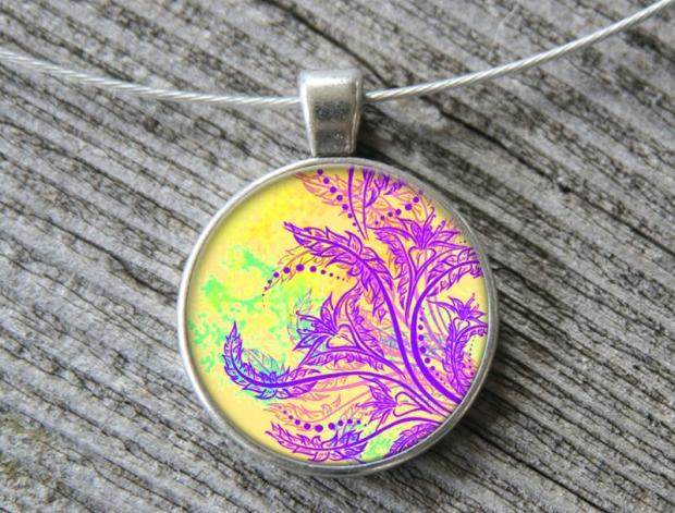 Rostlinný ornament v růžové přívěsek originální květ zahrada léto valentýn pryskyřice kvítek duhovka duhové nevšední náhrdelník letní 