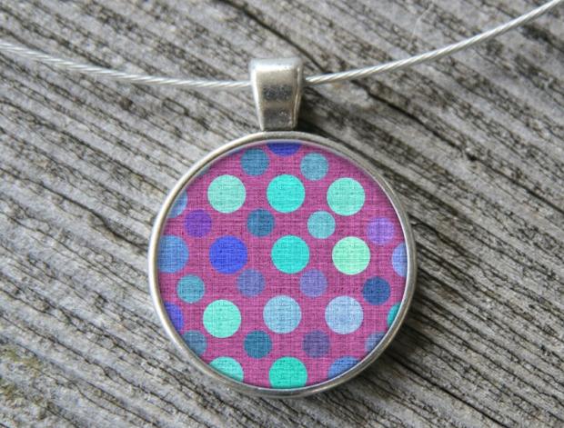 Elegantní puntíky- přívěsek přívěsek originální květ zahrada léto valentýn pryskyřice kvítek duhovka duhové nevšední náhrdelník letní 