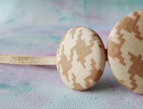 Butonkový náramek Hnědý vzor náramek letní láska káva hnědá léto valentýn jahoda čokoláda buton kropenatá 