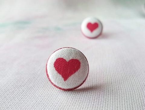 Náušnice buttonkové Červené srdce červená srdce náušnice bílá láska pecky retro léto button love buton alergie amor buttonky srdeční zarážky 
