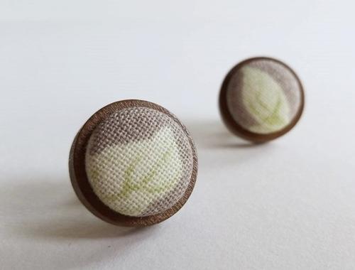 Náušnice v dřevěném lůžku dřevo zelená náušnice láska léto elegance lesní ocel les button buton alergie buttonky zarážky 