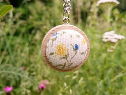 Buttonkový náhrdelník dřevo náhrdelník zelená modrá láska příroda přírodní louka žlutá léto řetízek kytka luční buton dřevěné lůžko 