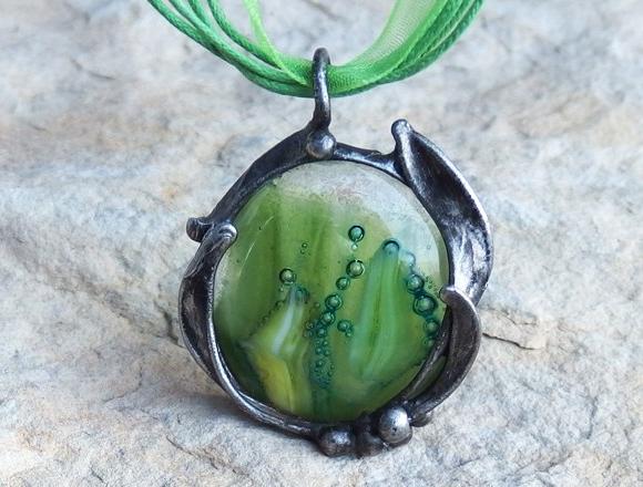 Chryzopras na perleti