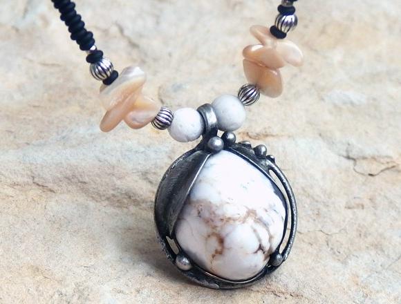 Chryzopras na perleti