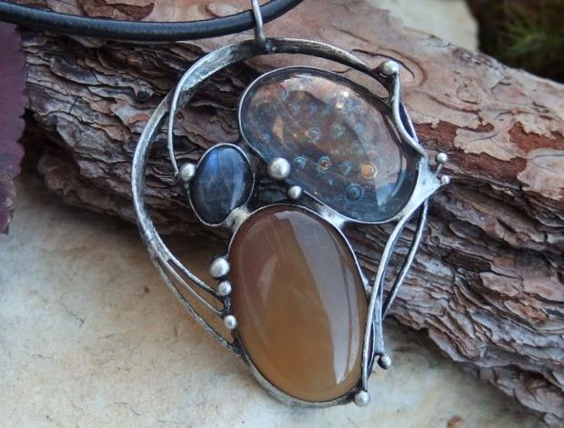 Chryzopras na perleti