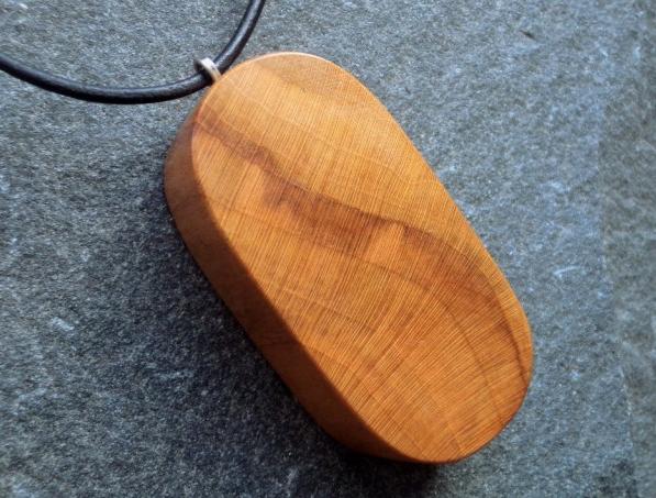 Celodřevěná dekorativní hračka