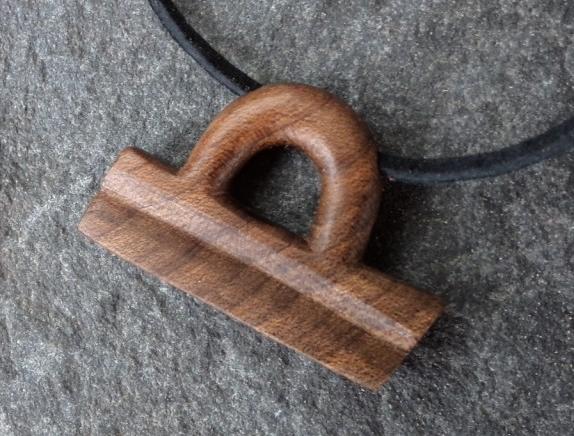 Celodřevěná dekorativní hračka