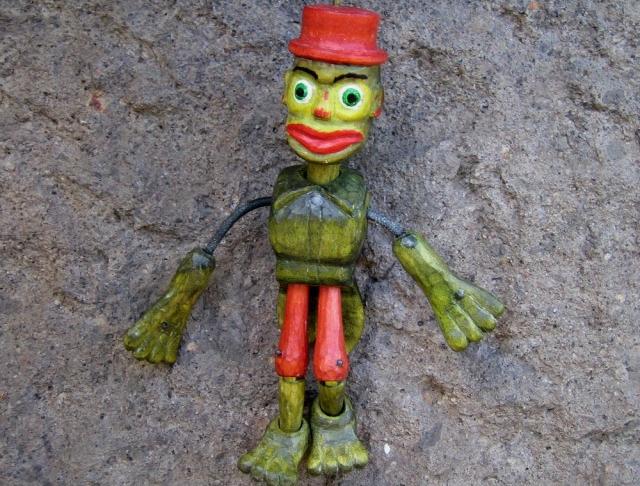 Celodřevěná dekorativní hračka