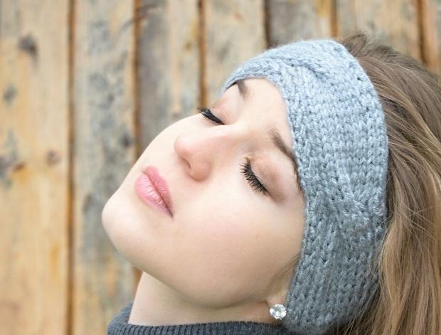 Pletená čelenka s copy -hnědá 1.