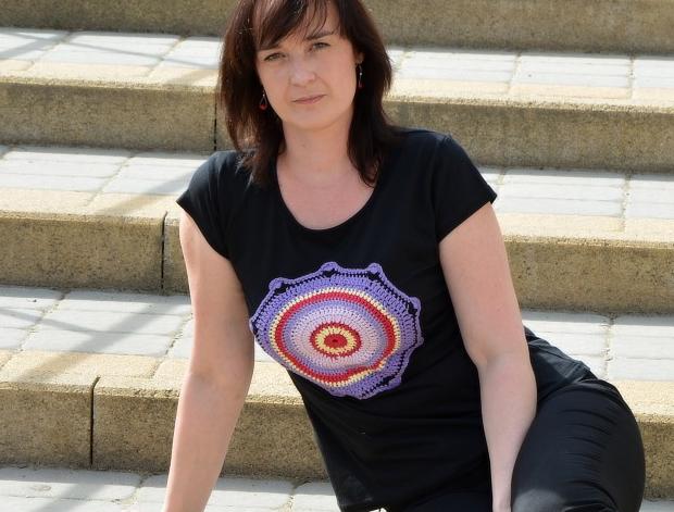 Pletená čelenka s copy -hnědá 1.