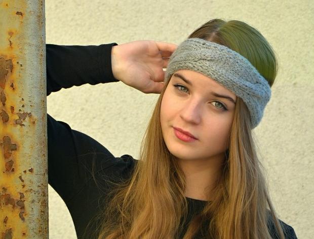 Pletená čelenka s copy -hnědá 1.