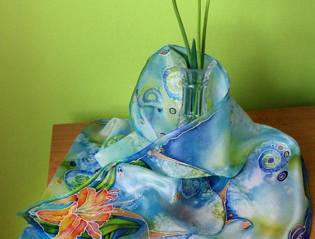 Hedvábný šál s liliemi