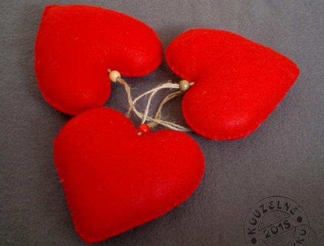 Srdíčko z filcu 13 cm závěsné srdce dekorace dárek srdíčko bavlna láska háčkování valentýn příze škrob svátek matek srdíčko k valentýnu srdíčko z lásky 