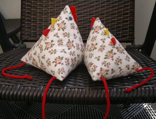 Slepička sedící vysoká 16cm (vlevo)