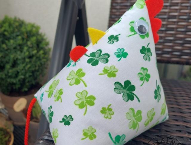 Slepička sedící 16 cm JETELÍČKOVÁ dekorace dárek bavlna jaro velikonoce slepice velikonoční kvočna slepička slepičky 