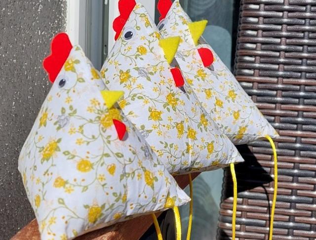 Slepička sedící 16 cm s růžičkami