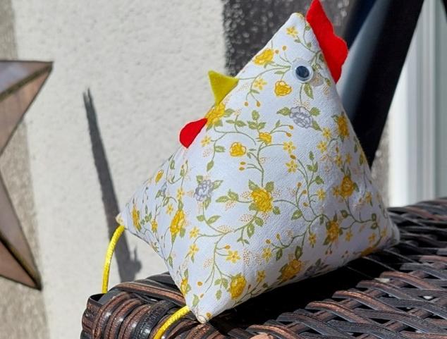 Slepička sedící 10 cm s růžičkami dekorace dárek bavlna jaro velikonoce slepice velikonoční kvočna slepička slepičky 