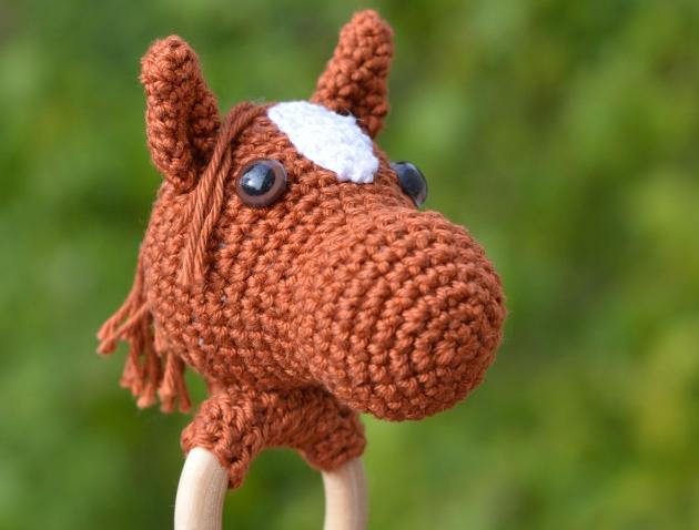 Háčkované hrkátko koníka - návod kůň koník háčkování háčkované zoo návod crochet návod na háčkování pattern návod na hračku hrkátko 