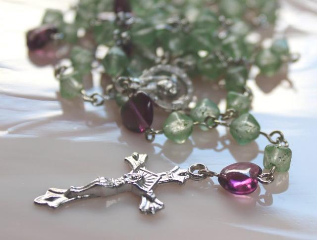 Růženec korálky křížek růženec víra ketlovaný skleněný kříž svatý modlitba křesťanství madona modlení madonka pro štěstí náboženství do auta svatá liturgie svaté růžence liturgický předmět do kostela 