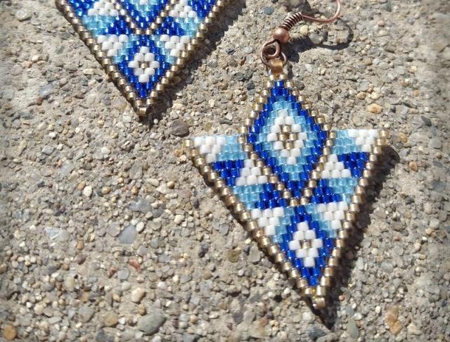 Tam, kde teče Nil šperk korálky doplněk náušnice modrá bílá egypt geometrické geometrie řeka pobřeží nil cihlový steh brick stitch toho treasure 