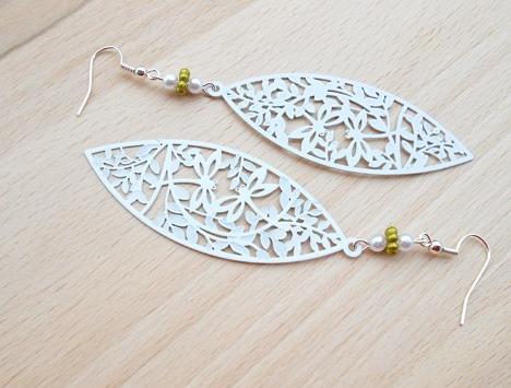 Náušnice lístky bílé (797/15) korálky náušnice bižuterie pár 