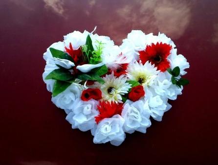 Srdce ryzí srdce dekorace svatba auta svatební lenka výzdoba nevěsta ženich holoubci hand made studio floristka leni kalivodová s přísavkami 