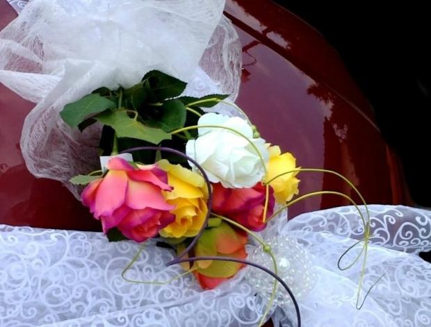 Svatební jízda II. srdce dekorace svatba auta svatební lenka výzdoba nevěsta ženich holoubci hand made studio floristka leni kalivodová s přísavkami 
