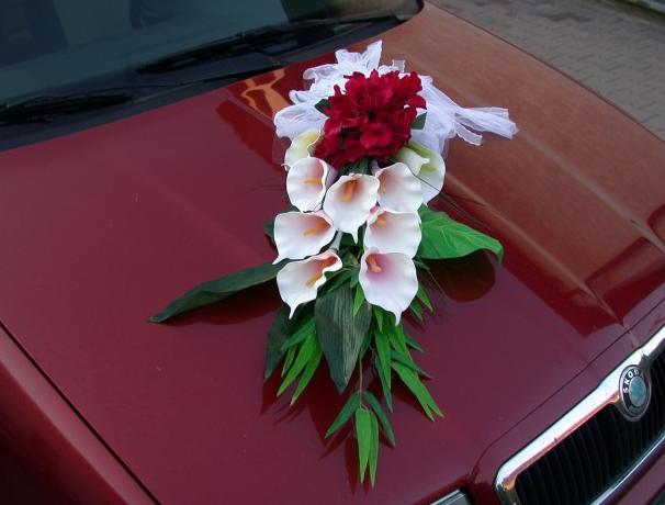 Svatební jízda VI. srdce dekorace svatba auta svatební lenka výzdoba nevěsta ženich holoubci hand made studio floristka leni kalivodová s přísavkami 