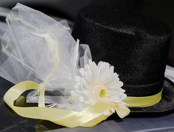 Svatební vývazky s kytičkou - zlaté