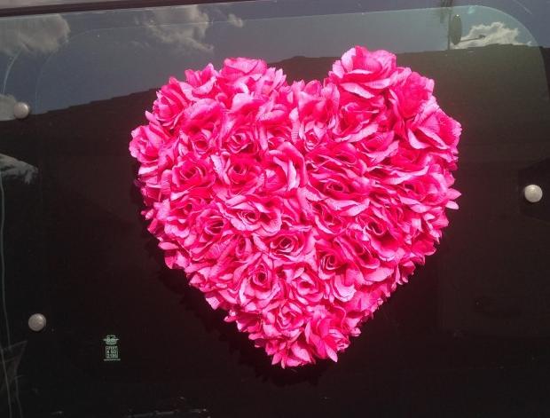 Malinové srdce I. srdce dekorace svatba auta svatební lenka výzdoba nevěsta ženich holoubci hand made studio floristka leni kalivodová s přísavkami 