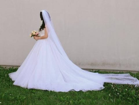 Dlouhý, třpytivý závoj s perličkami princezna třpytky svatba perličky svatební dlouhý třpytivý nevěsta závoj novomanželé katedrálový 