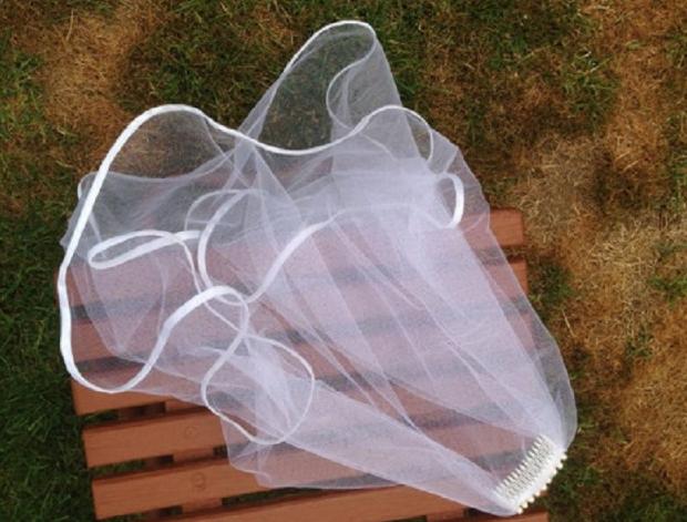 Svatební vývazky s kytičkou - zlaté