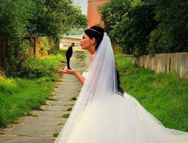 Svatební vývazky s kytičkou - zlaté