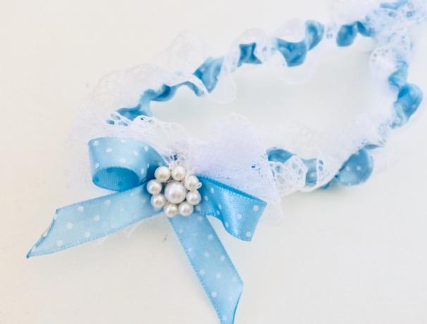 Svatební vývazky s kytičkou - zlaté