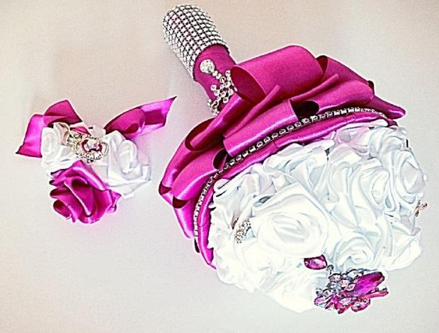 Svatební saténová, brožovaná kytice květina růžová bílá květiny růže romantika svatba luxusní bižuterie stříbrná luxus svatební fuchsia brože saténová nevěsta noblesní pár manželé vdávat se brožovaná 