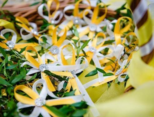 Svatební vývazky s kytičkou - zlaté