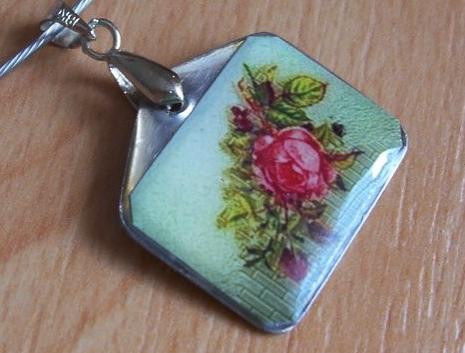 Přívěsek z křištálové pryskyřice přívěsek květina růže pryskyřice motiv růžička grafika resin 