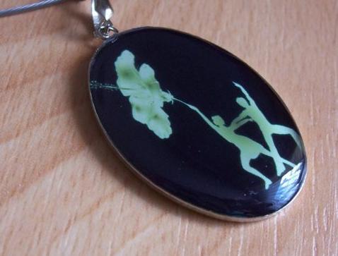 Přívěsek z křištálové pryskyřice přívěsek pryskyřice motiv oválný grafika resin 