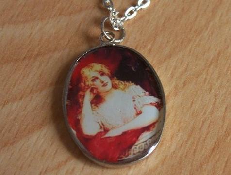 Náhrdelník z křišťálové pryskyřice přívěsek pryskyřice motiv oválný grafika resin 