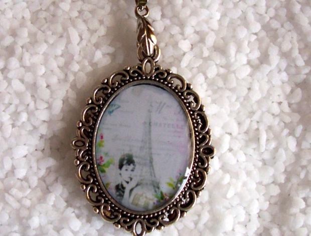 Náhrdelník s přívěskem z pryskyřice přívěsek pryskyřice motiv koláž paříž eiffelovka resin audrey 