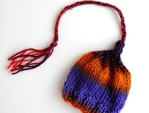 Čepička s knoglíčkem a mašličkou