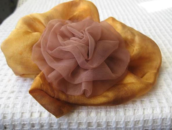 Hedvábná brožka s monofilem.