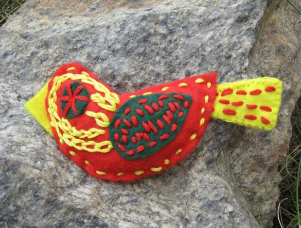 Brož Červenka filcová. brož ptáček jarní pestrá velikonoce ozdoba veselá filcová brož barevný ptáček barevná brož filcový ptáček brož ptáček jarní ozdoba 