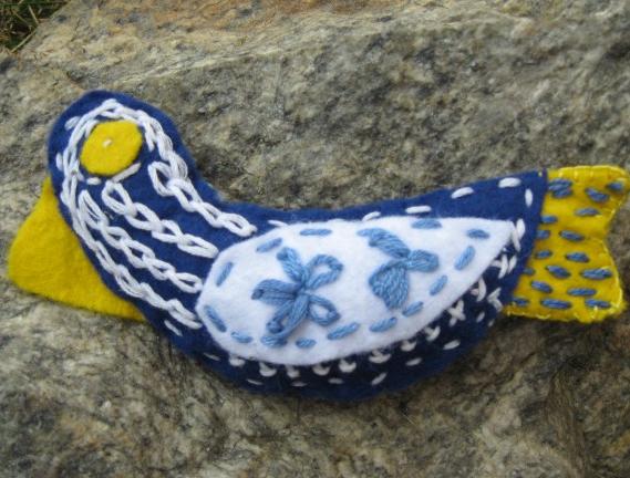 Filcová brož Modráček. brož ptáček jarní pestrá velikonoce ozdoba veselá filcová brož barevný ptáček barevná brož filcový ptáček brož ptáček jarní ozdoba 