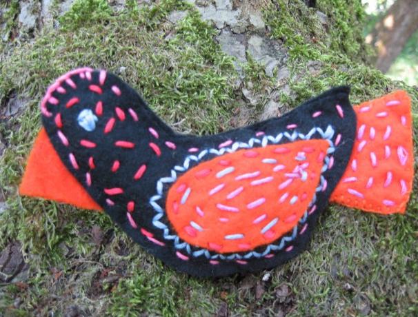 Filcová brož Kos pomerančový.