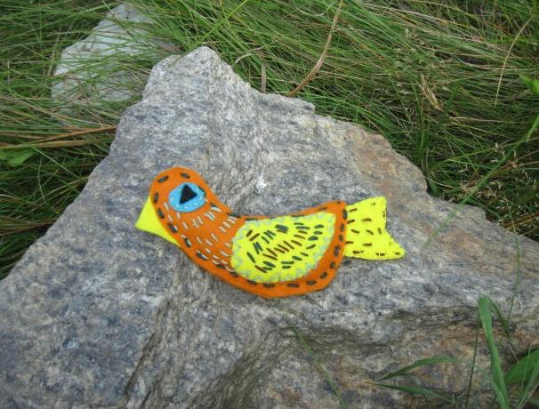 Vánoční věnec ze skořápek ořechů.