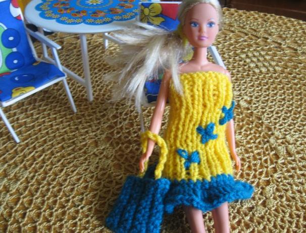 Vánoční věnec ze skořápek ořechů.