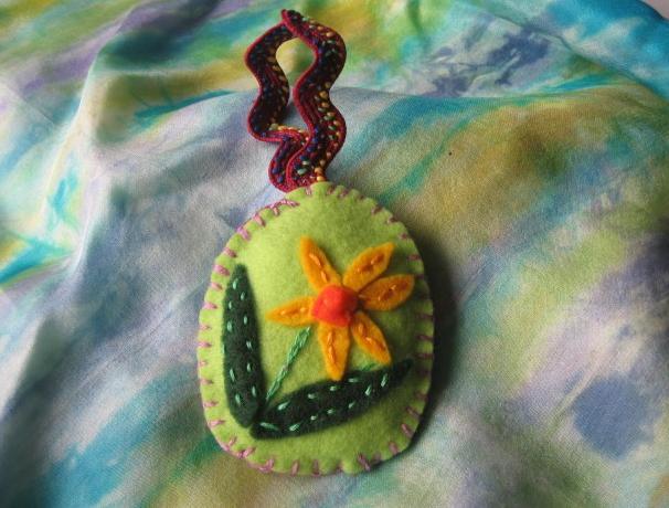 Filcové vajíčko Narcis. květina velikonoce narcis vajíčko svátky jara velikonoční vajíčko poslové jara jarní květina slavíme velikonoce velikonoční dekorce velikonoční stůl 