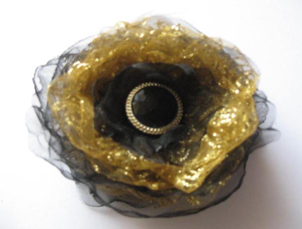 Brož organza Black and Gold brož šperk šperky zlatá elegantní černá krásná ozdoba organza knoflík párty zajímavá ozdobit večírek oslavy černozlatá brož z organzy zdobit večerní róba ozdobný knoflík 