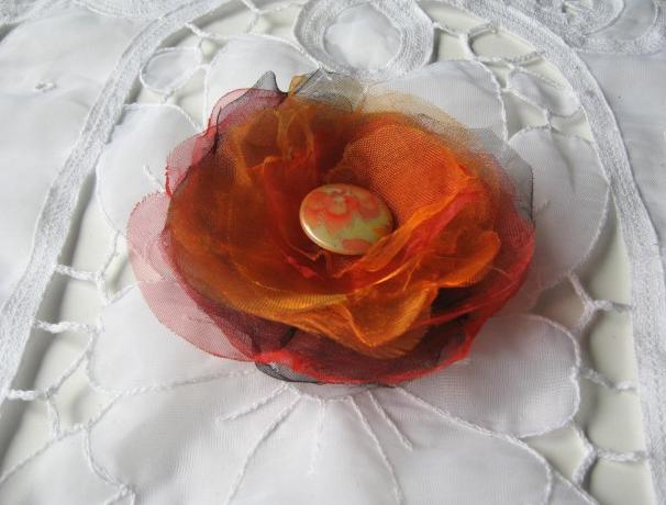 Vánoční věnec ze skořápek ořechů.